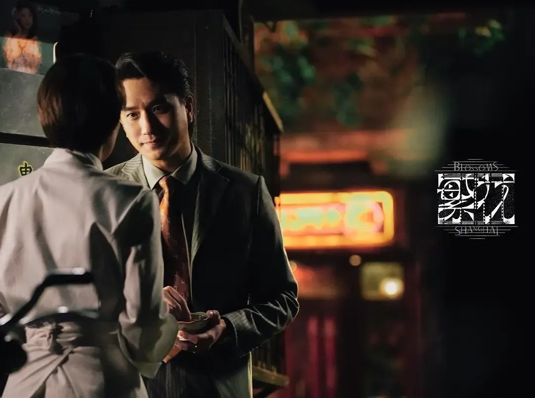 《繁花》宝总有多壕?穿阿玛尼定制西装戴卡地亚,凯迪拉克随手送…