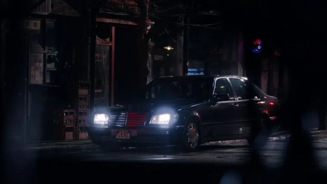 《繁花》宝总有多壕?穿阿玛尼定制西装戴卡地亚,凯迪拉克随手送…