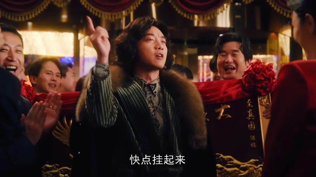 《繁花》宝总有多壕?穿阿玛尼定制西装戴卡地亚,凯迪拉克随手送…