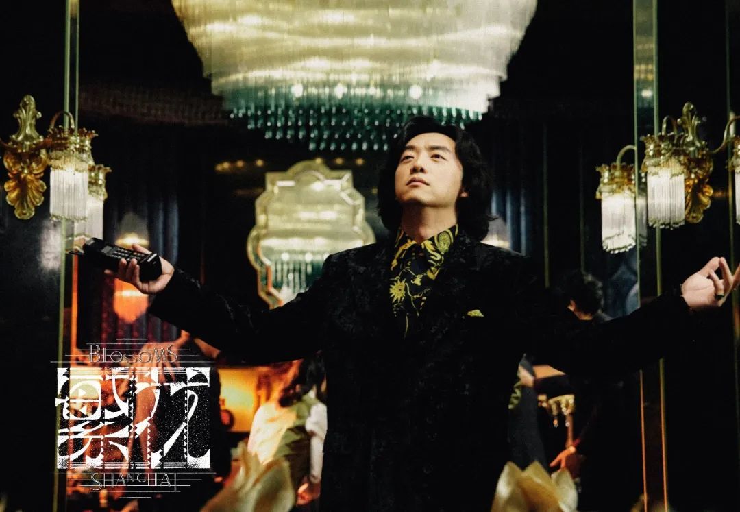 《繁花》宝总有多壕?穿阿玛尼定制西装戴卡地亚,凯迪拉克随手送…