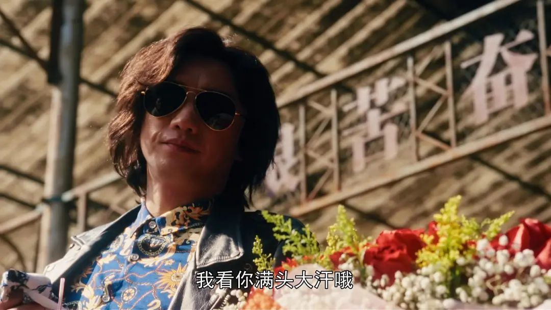 《繁花》宝总有多壕?穿阿玛尼定制西装戴卡地亚,凯迪拉克随手送…