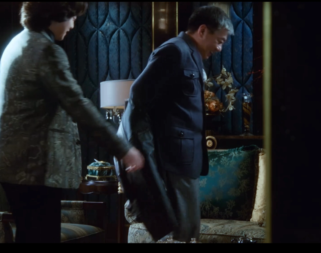 《繁花》宝总有多壕?穿阿玛尼定制西装戴卡地亚,凯迪拉克随手送…