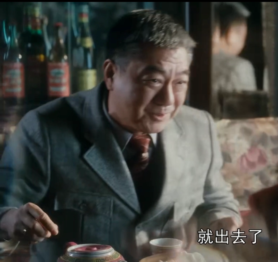 《繁花》宝总有多壕?穿阿玛尼定制西装戴卡地亚,凯迪拉克随手送…