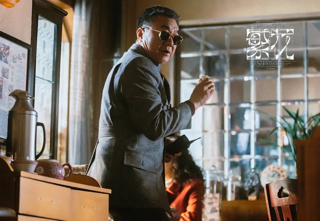 《繁花》宝总有多壕?穿阿玛尼定制西装戴卡地亚,凯迪拉克随手送…