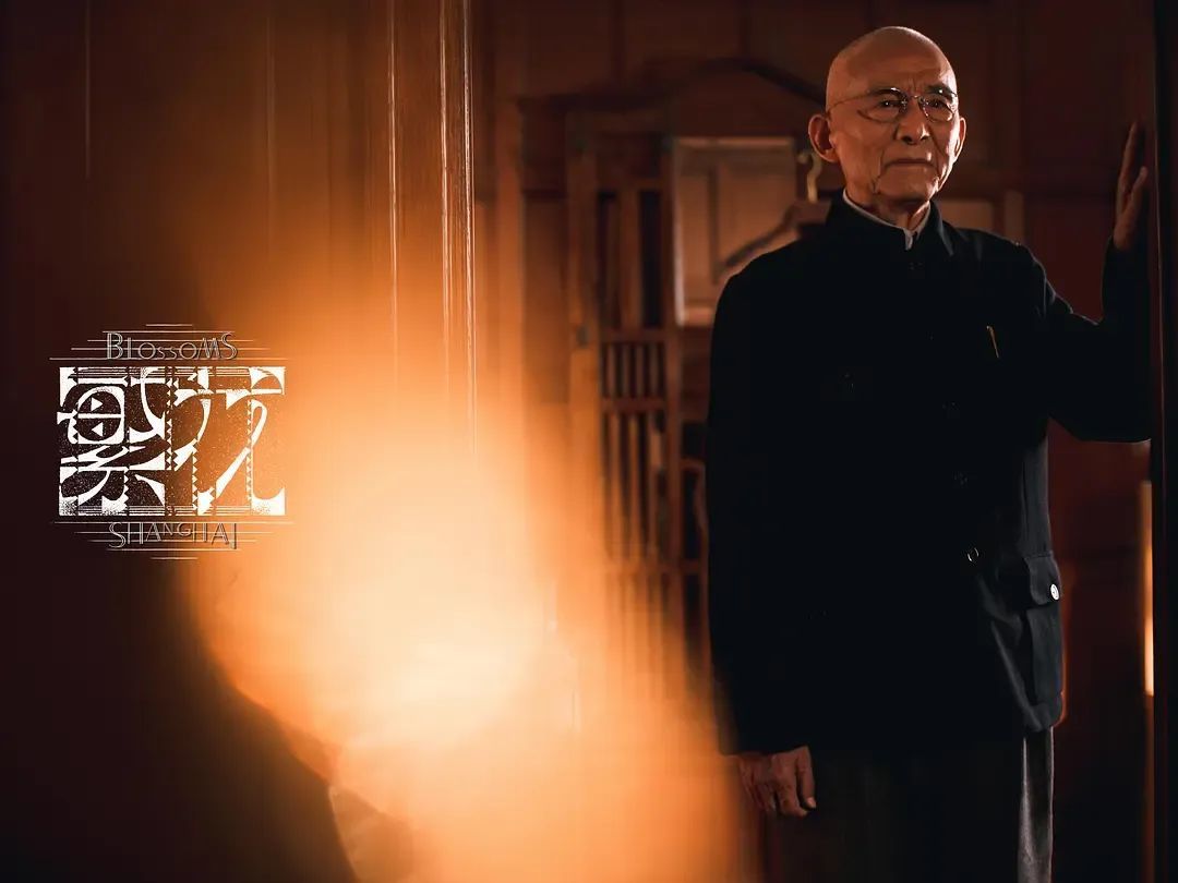 《繁花》宝总有多壕?穿阿玛尼定制西装戴卡地亚,凯迪拉克随手送…