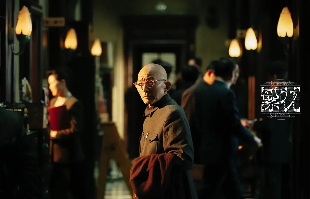 《繁花》宝总有多壕?穿阿玛尼定制西装戴卡地亚,凯迪拉克随手送…