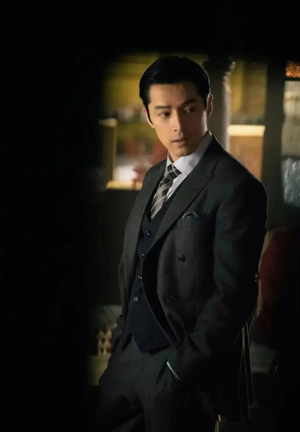 《繁花》宝总有多壕?穿阿玛尼定制西装戴卡地亚,凯迪拉克随手送…