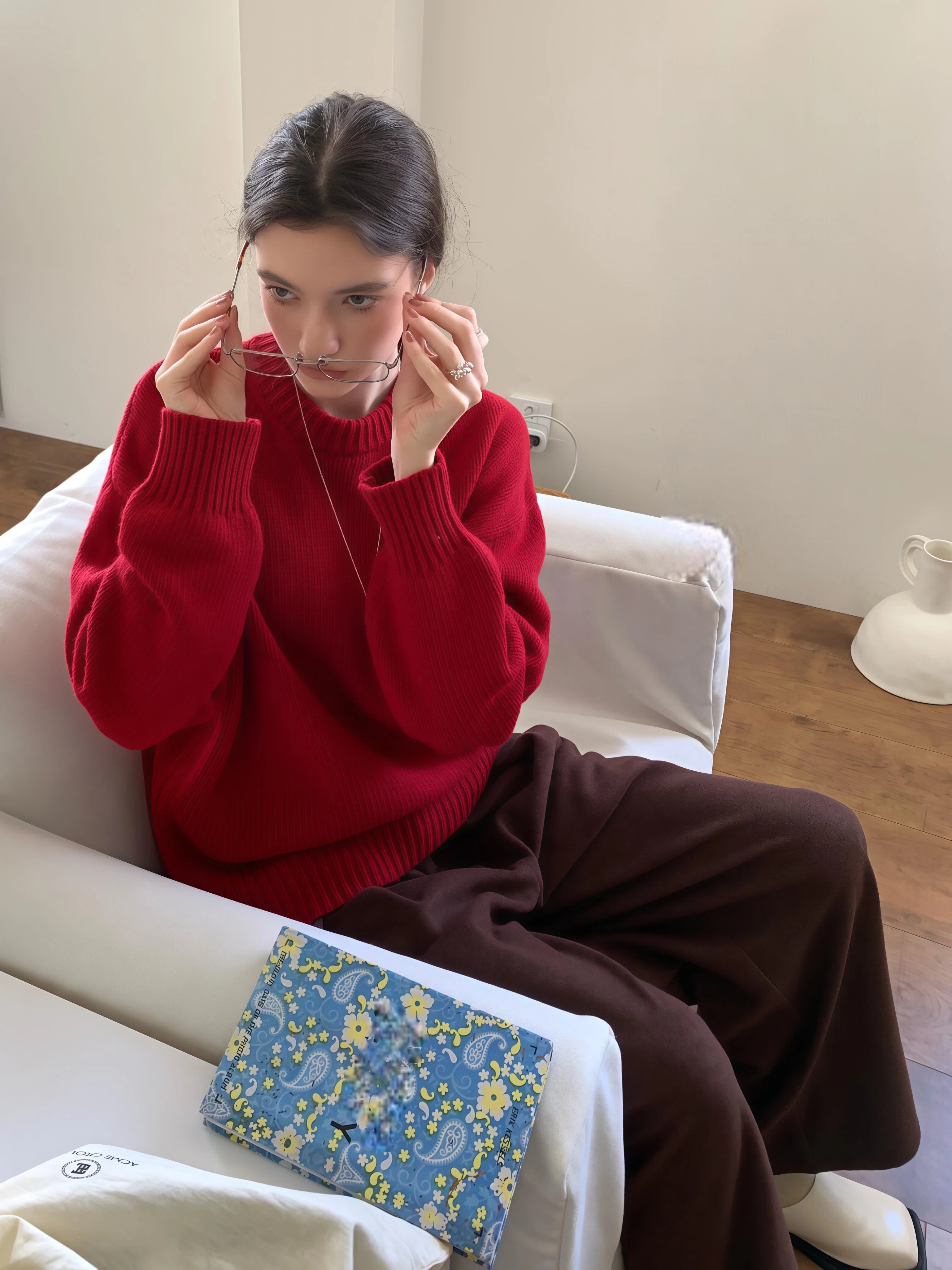 如果要选一件毛衣作为“新年战袍”,那就选这个颜色,洋气又显白