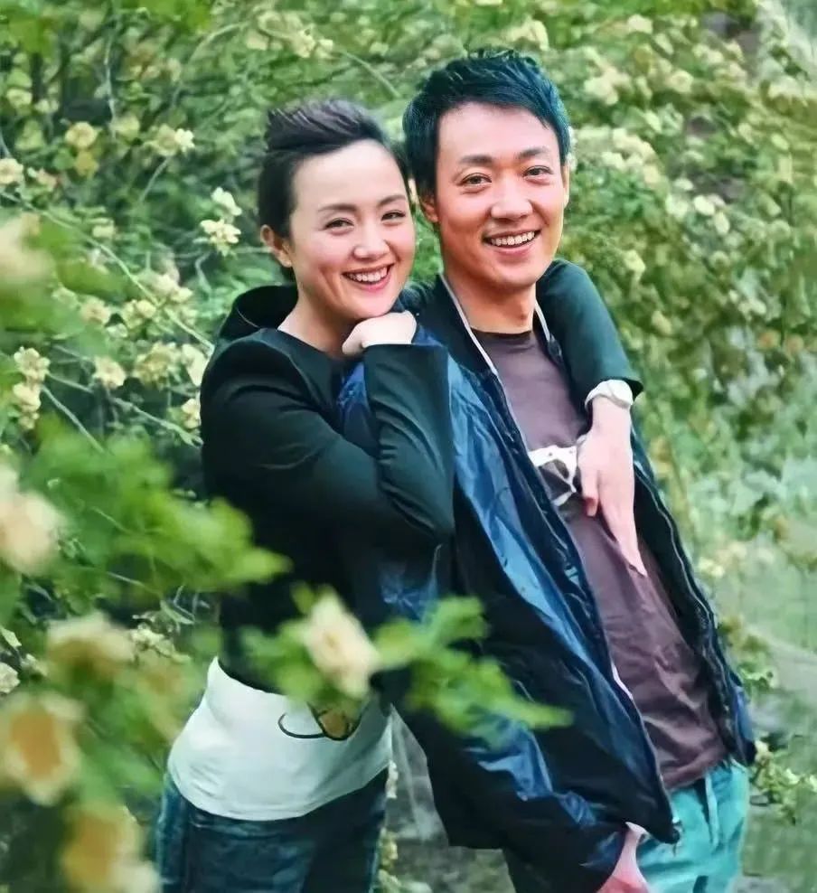 突发!51岁朱媛媛患癌病逝,辛柏青发讣告哀悼亡妻,女儿还未成年