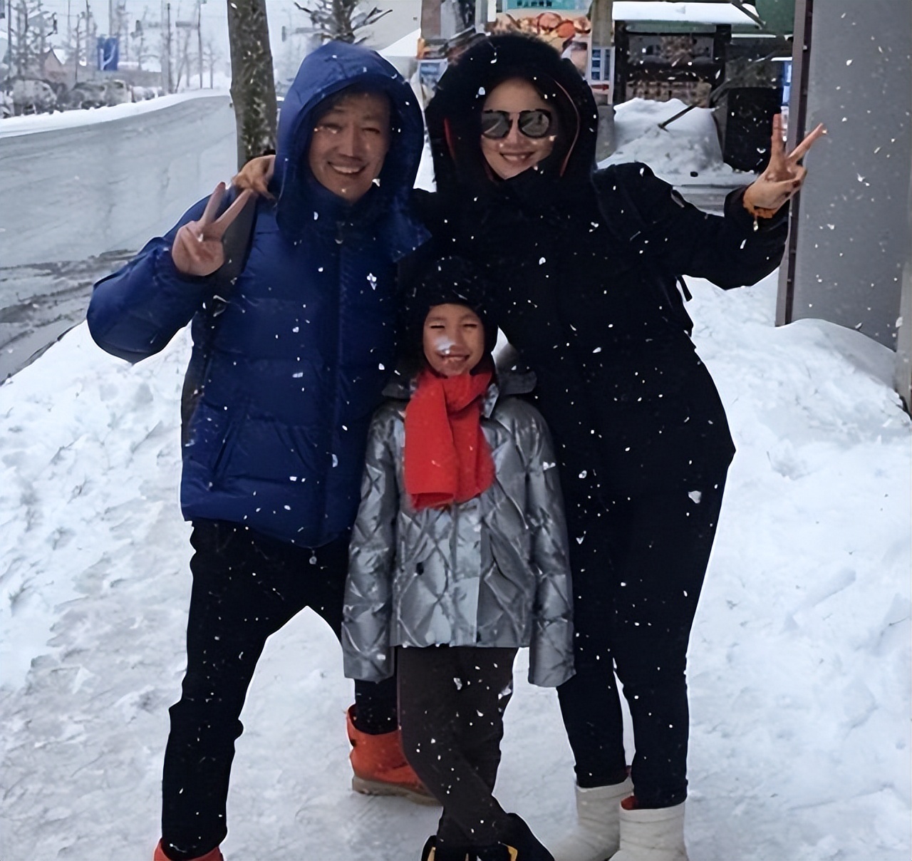 突发!51岁朱媛媛患癌病逝,辛柏青发讣告哀悼亡妻,女儿还未成年