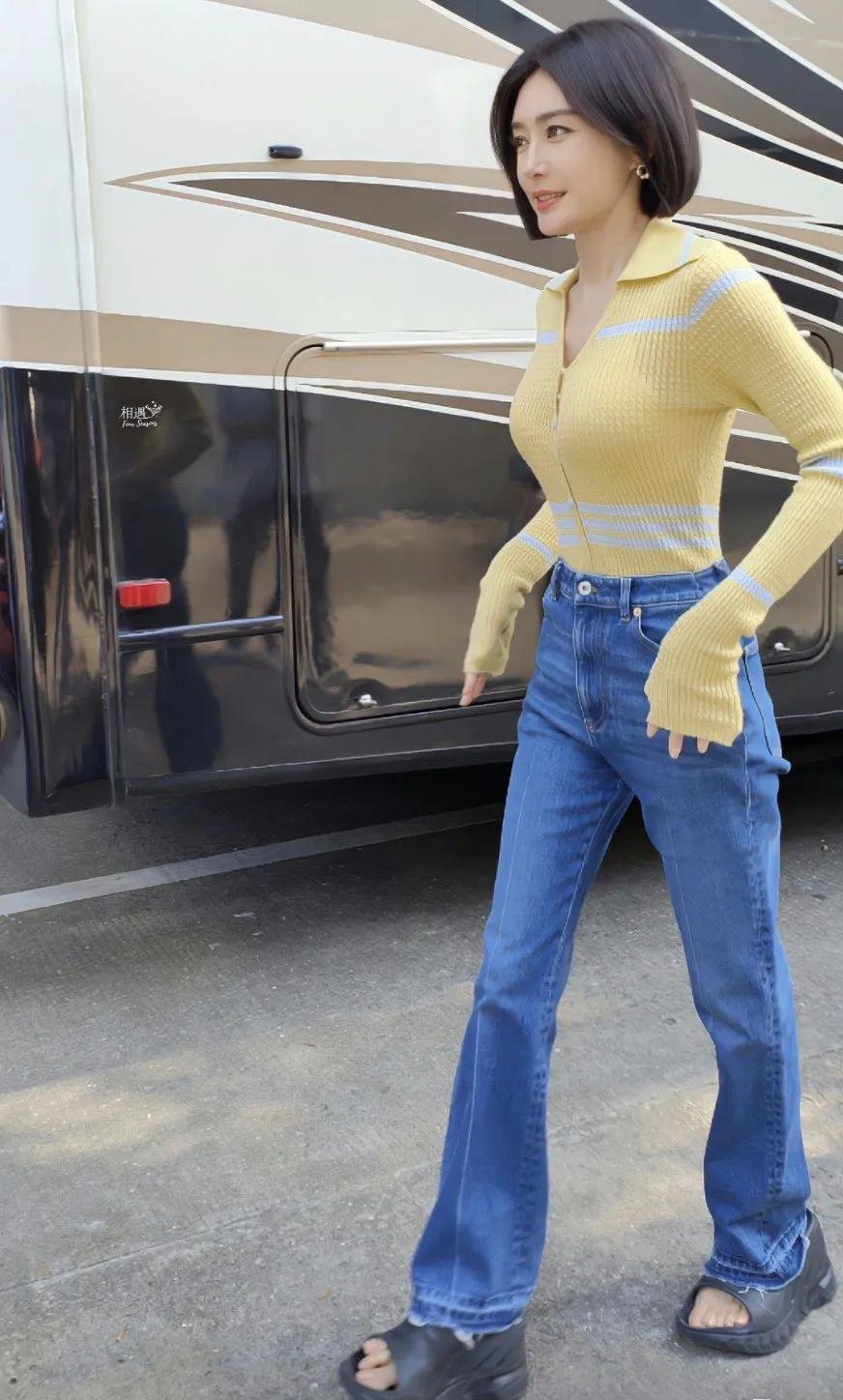 没分手?魏大勋乘坐秦岚座驾夜宿女友香闺,开密码锁驾轻就熟