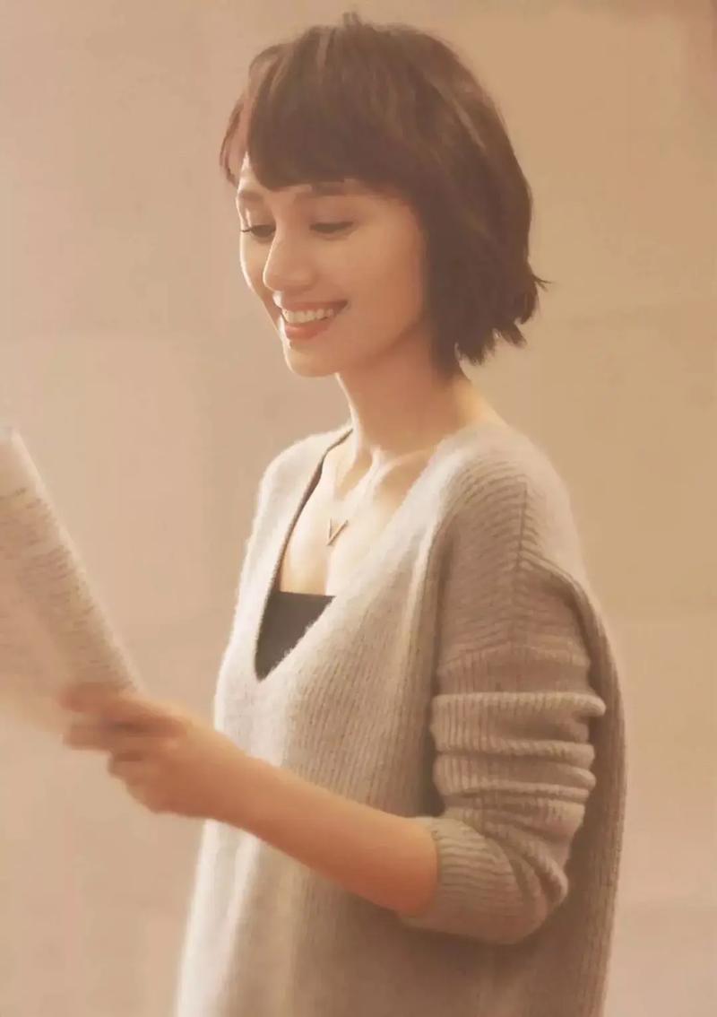 为什么袁泉一直都是留短发、穿简衣?看完她的冬日造型,我明白了