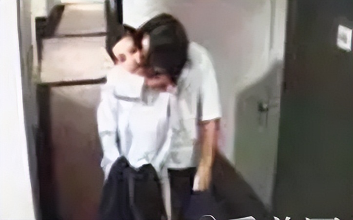 设局与某冰冰深夜激吻,“偶像鼻祖”被踢背后的瓜