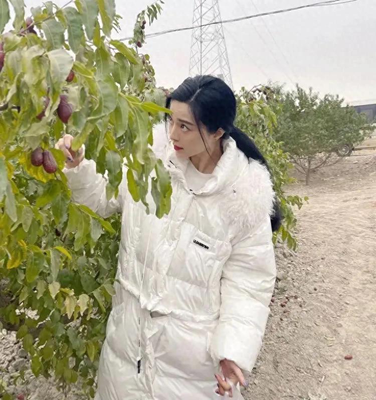 43岁范冰冰乡村果园被偶遇，穿白色羽绒服惊艳，嘟嘴卖萌又嫩一回