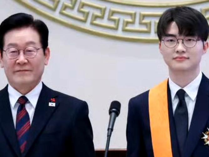 资讯：韩国总统李在明亲自给Faker颁青龙奖！LCK不给的他给