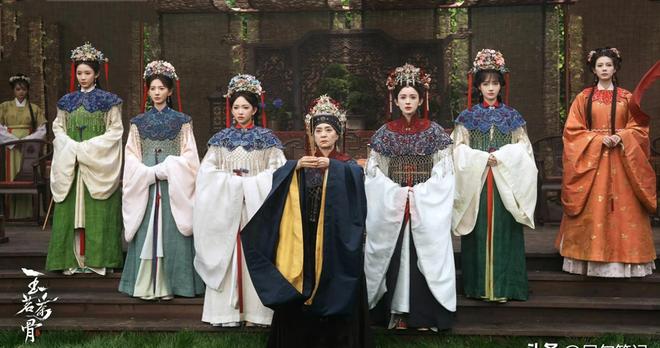 剧宣会，女主娜扎秒了女配余茵，才知可爱在性感面前根本不值一提