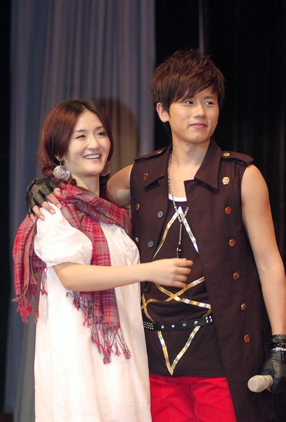 善恶终有报!谢娜花18年捧他,他却在新婚夜陪别人,他真的爱吗?