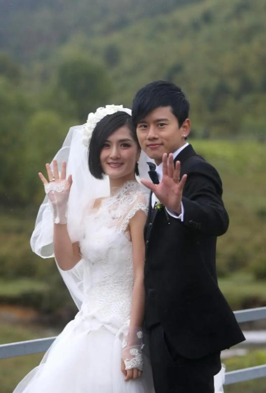 善恶终有报!谢娜花18年捧他,他却在新婚夜陪别人,他真的爱吗?