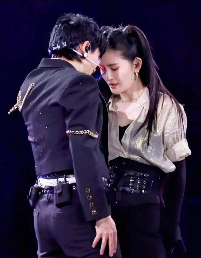 善恶终有报!谢娜花18年捧他,他却在新婚夜陪别人,他真的爱吗?