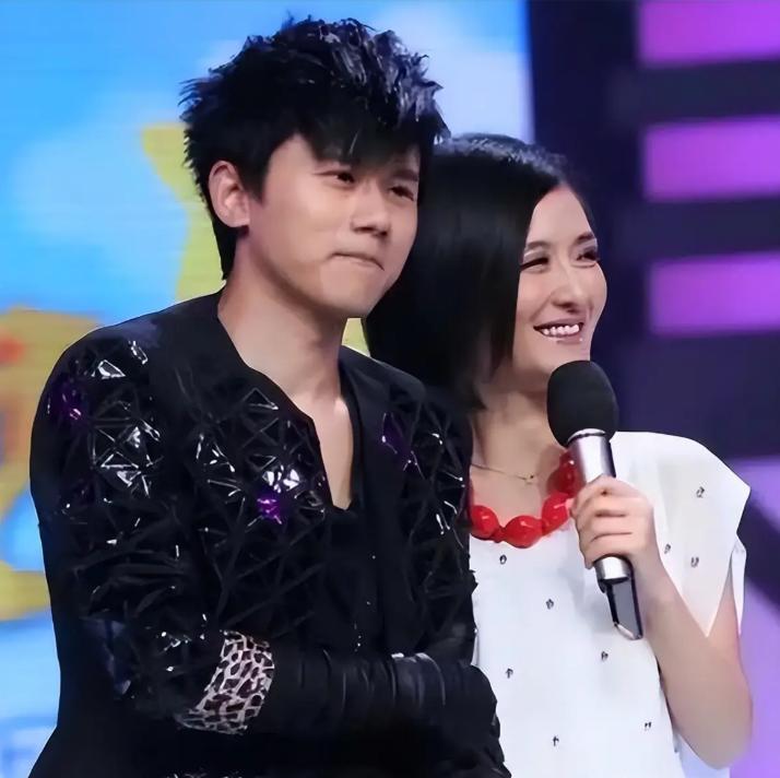 善恶终有报!谢娜花18年捧他,他却在新婚夜陪别人,他真的爱吗?