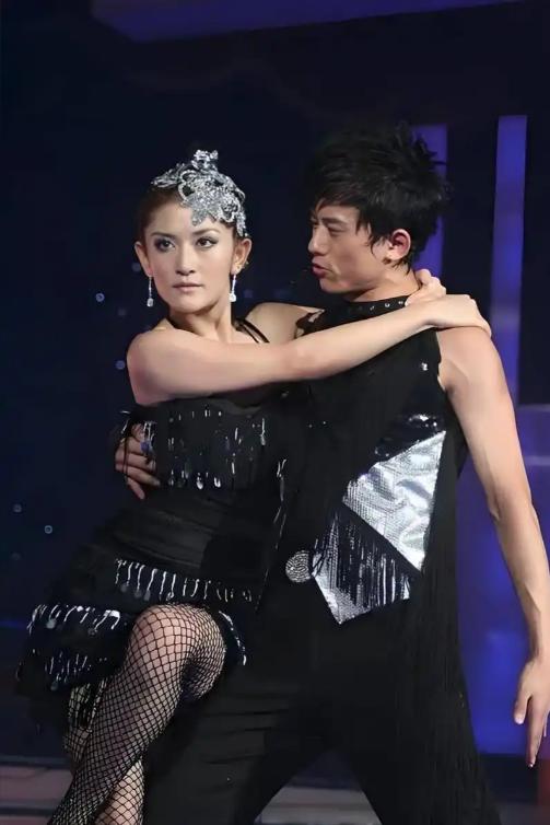 善恶终有报!谢娜花18年捧他,他却在新婚夜陪别人,他真的爱吗?