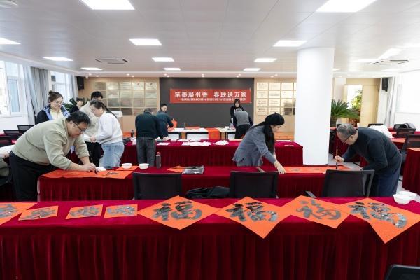 烟台高新区开展“笔墨凝书香，春联送万家”活动
