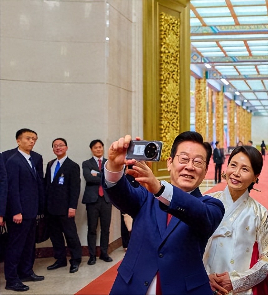 李在明在人民大会堂用手机自拍！夫人头戴发簪穿韩服，真是放大招