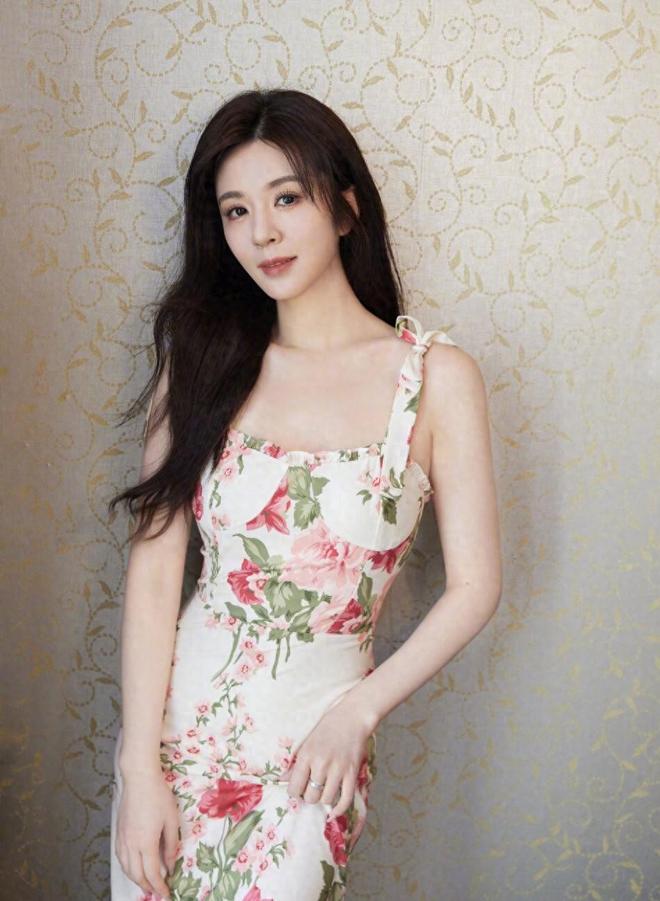 俞灏明成妻管严！和王晓晨牵手看电影花钱讨好，一路不敢吭声