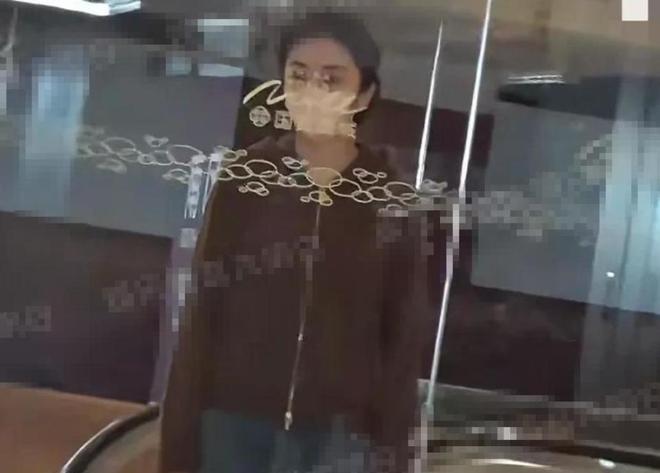 俞灏明成妻管严!和王晓晨牵手看电影花钱讨好,一路不敢吭声