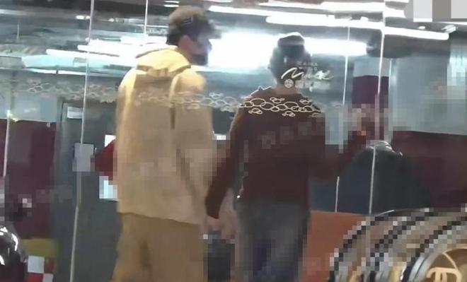 俞灏明成妻管严!和王晓晨牵手看电影花钱讨好,一路不敢吭声