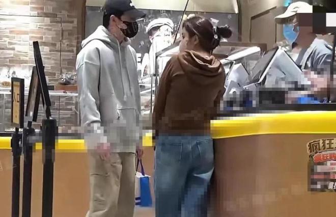 俞灏明成妻管严!和王晓晨牵手看电影花钱讨好,一路不敢吭声