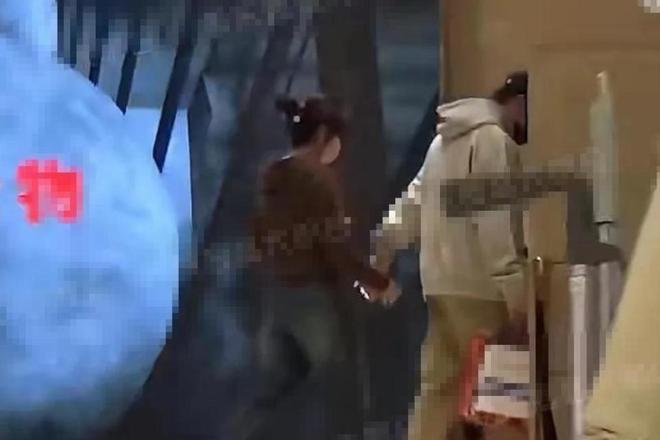 俞灏明成妻管严!和王晓晨牵手看电影花钱讨好,一路不敢吭声