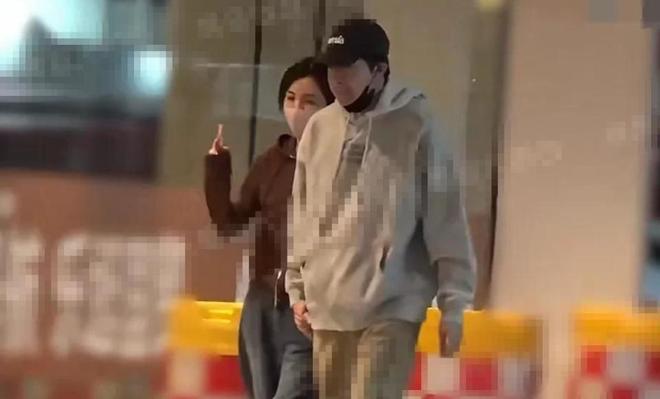 俞灏明成妻管严!和王晓晨牵手看电影花钱讨好,一路不敢吭声