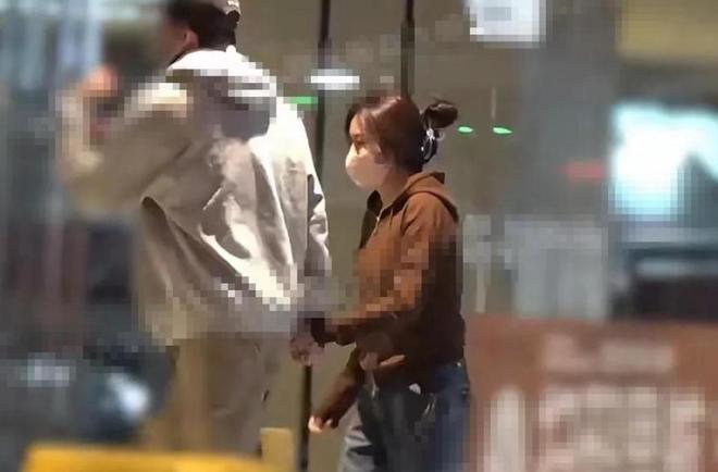 俞灏明成妻管严!和王晓晨牵手看电影花钱讨好,一路不敢吭声