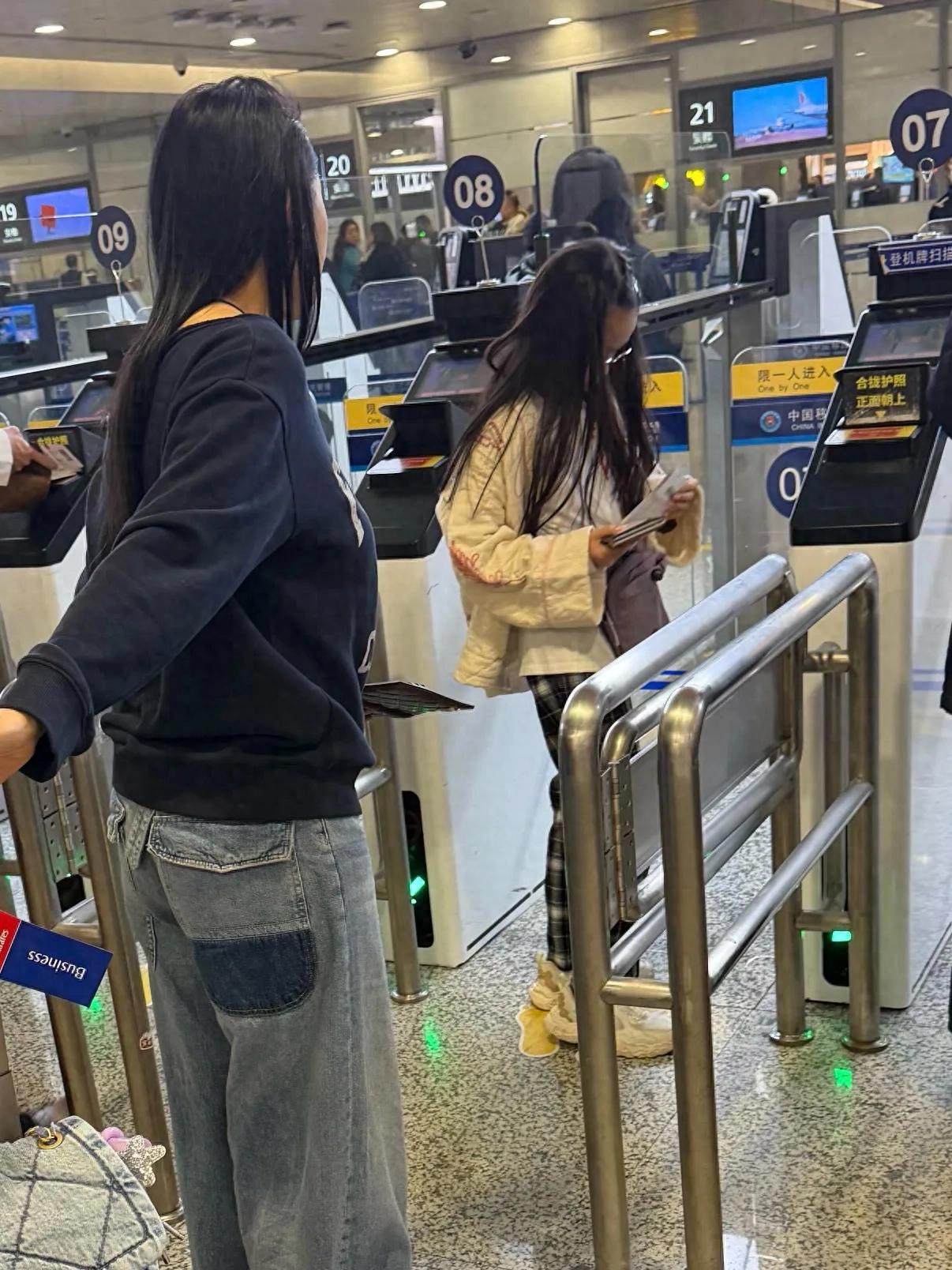 伊能静秦昊一家五口出游，公婆同行画面温馨，9岁米粒气质像妈妈