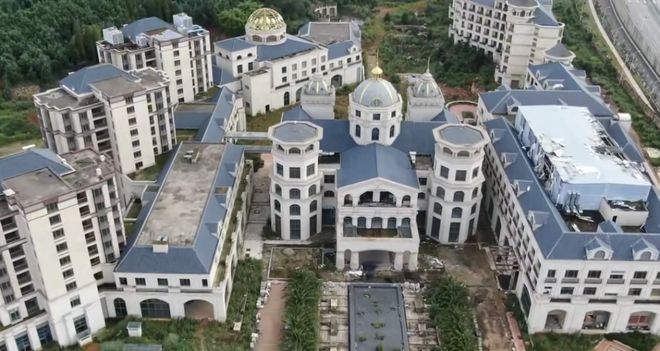 谁敢信？昆明山里藏了个“五星级酒店”，砸12亿，却一天没营业过